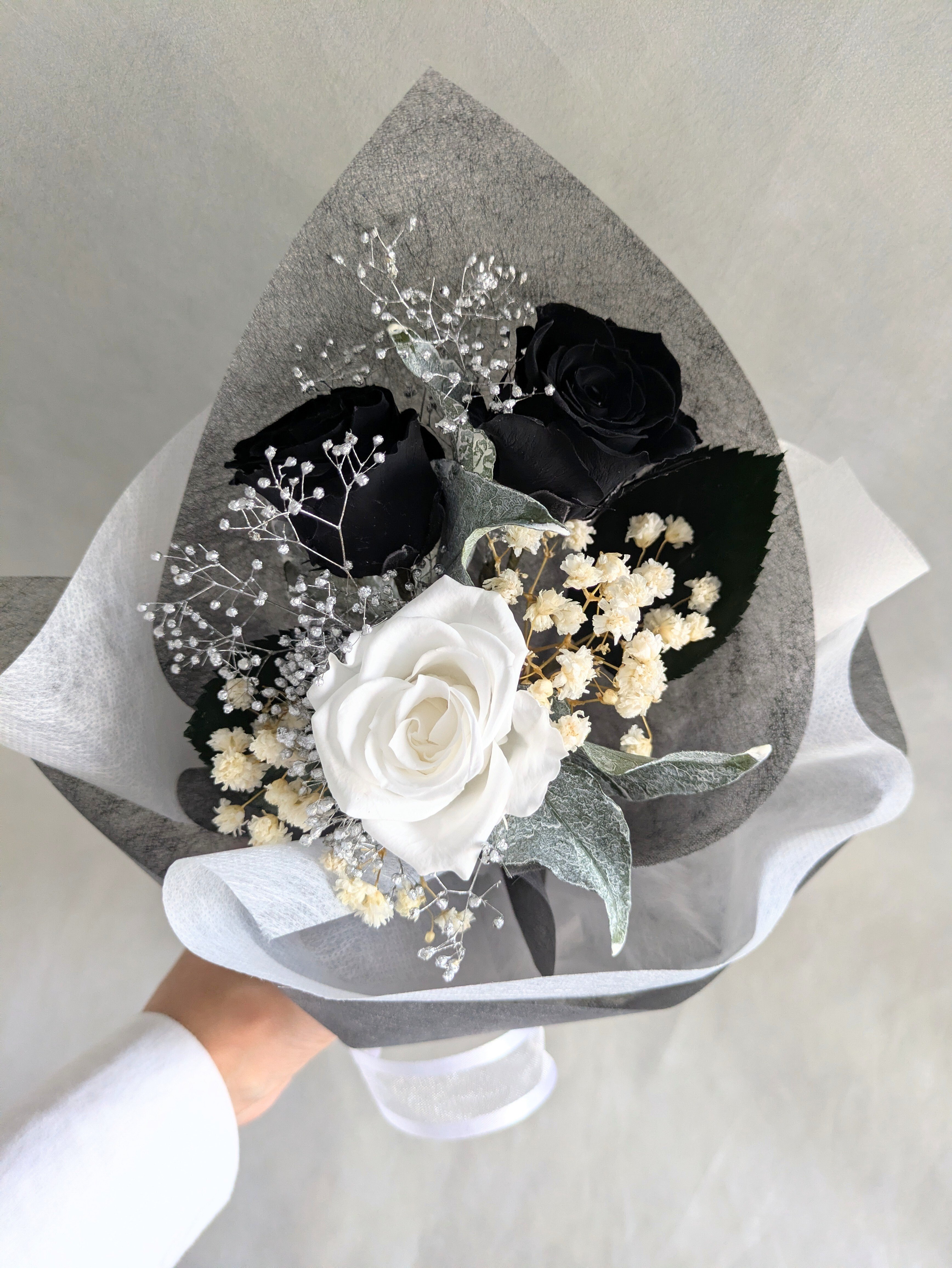 プリザーブドフラワー／黒と白薔薇のシックな3輪花束