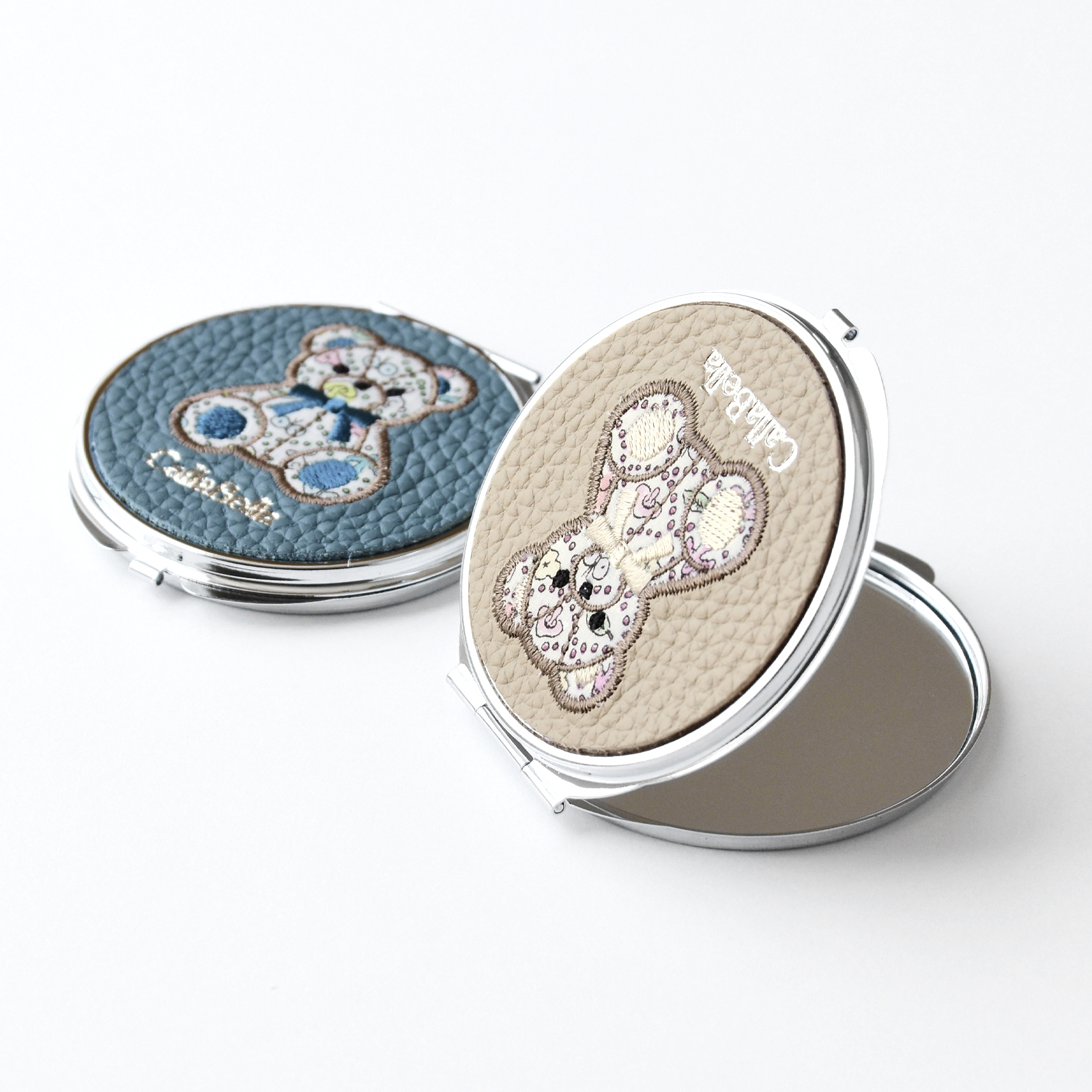 【送料無料】 シュリンクレザー × リバティ コンパクトミラー 【国産本革】 テディベア 刺繍 丸型 折りたたみ 2倍拡大鏡付き 薄型 アップリケ 花柄 牛革 かわいい