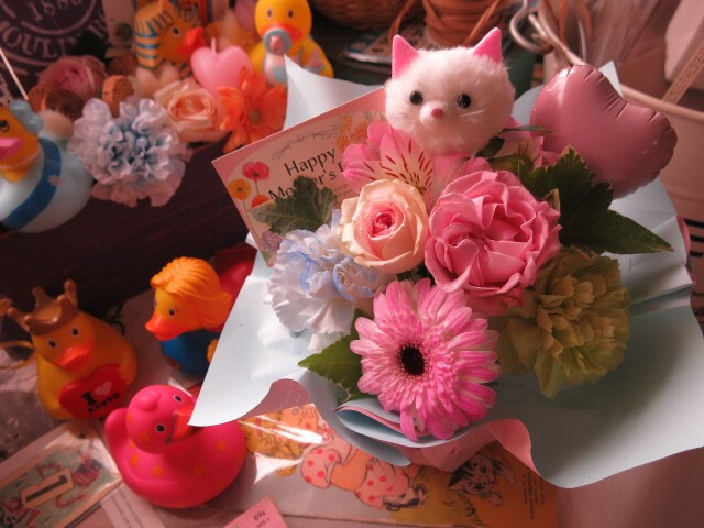 猫 入り フラワーアレンジメント 誕生日 デザイナーにおまかせ 生花使用 Sサイズ ねこ ネコ