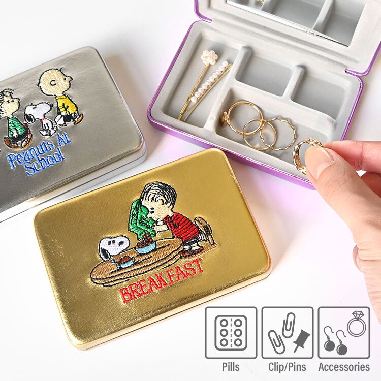 スヌーピー アクセサリーケース SNOOPY ジュエリーケース コンパクトミラー ミラー付き マルチケース コンパクト ミラーケース 小物ケース 仕切り付き 持ち運び 旅行 携帯用 メタリック おしゃれ かわいい 刺繍 起毛 鏡 ゴールド シルバー パープル 誕生日 プレゼント ギフト