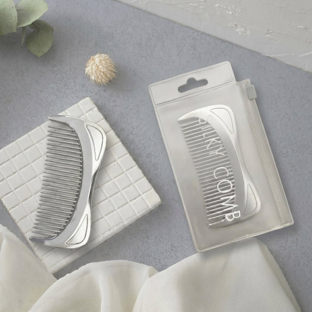 【メール便配送】SILKY COMB シルキーコーム 専用ケース付 ヘアブラシ くし 櫛 クシ 美髪コーム 艶髪 静電気抑制 軽量 コンパクトサイズ 持ち運び 携帯用 クロムメッキ仕様 プレゼント ギフト 誕生日 母の日 女性