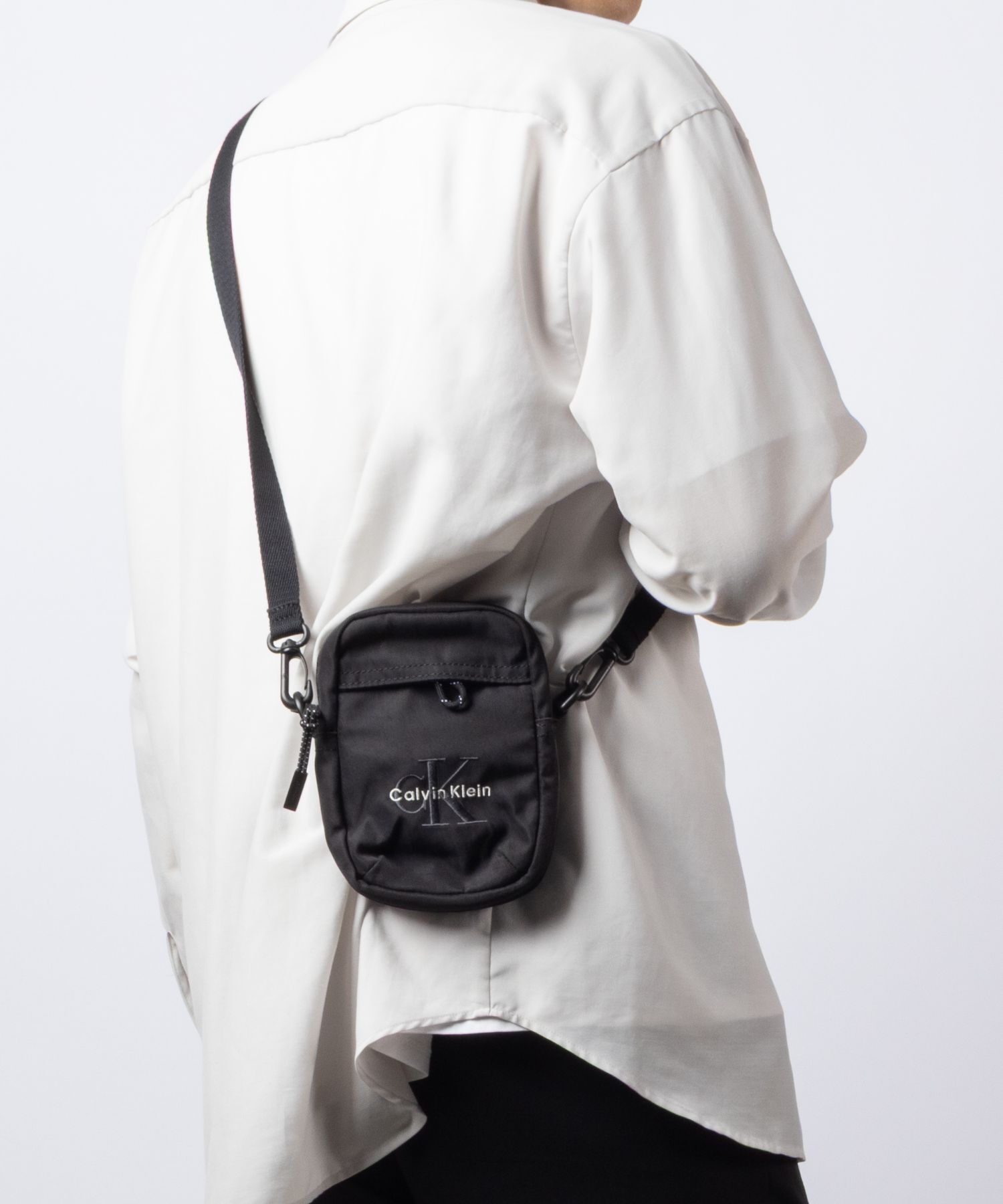 カルバンクライン Calvin Klein BOLD LOGO NYLON SLIM REPORTER ボールド ロゴ ナイロン スリム レポーター LV04D3231G ショルダーバッグ メンズ バッグ