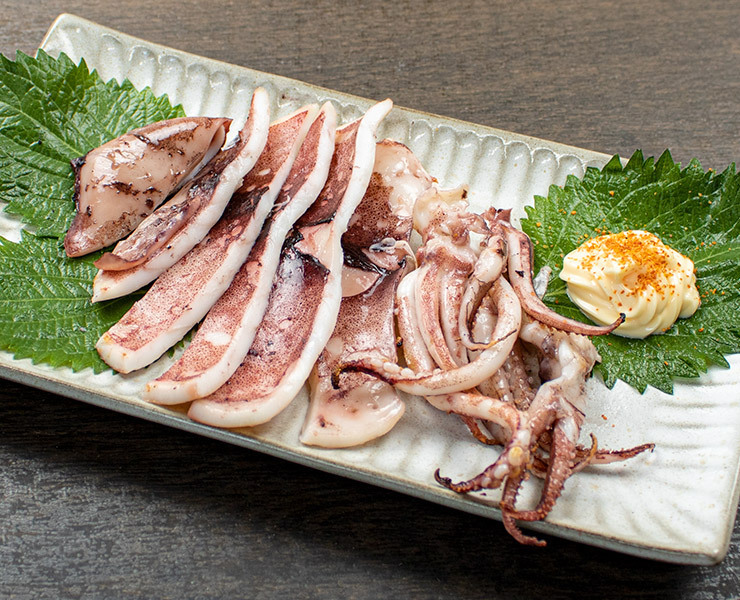 【送料無料・お手軽ギフト】訳あり 国産 スルメイカ一夜干し 800g (4〜7枚入) 小さめ サイズ不揃い 破れ スミや腑によるシミあり（烏賊 お年賀 敬老の日 お中元 お歳暮 プレゼント グルメ 贈り物 母の日 父の日 御祝 内祝い 景品 コンペ ご褒美 誕生日 お祝い 出産祝い 結婚 男 女 友達 新築 引越 送別会 定年 退職祝い 還暦 喜寿 海鮮 おつまみ コスパ）[[訳ありいか一夜干し]
