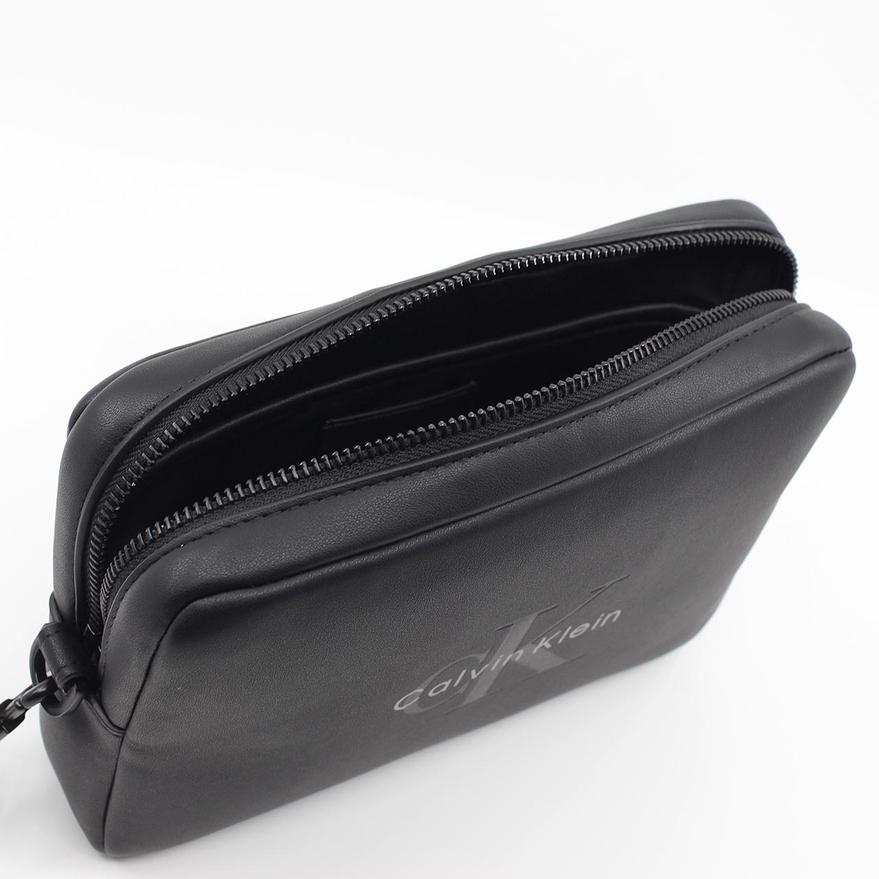 カルバンクライン　CK　Calvin Klein　セカンドバッグ　LV04D1257G UB1　ブラック BLACK　BOLD POUCH WITH HANDLE　ボールド ポーチ ウィズ ハンドル　クラッチバッグ　Europeライン