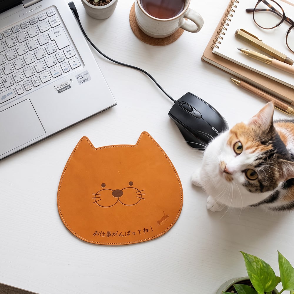 【名入れ無料】マウスパッド 名入れ 栃木レザー 革 おしゃれ 猫 ねこ ネコ 猫グッズ かわいい 刻印 無料 メッセージ 本革 牛革 猫型 デスク オフィス 猫好き プレゼント ギフト 誕生日 祝い 退職 還暦 母の日 父の日 記念日 卒業 就職 送別 日本製 ハンドメイド リモートワーク 在宅ワーク にゃんこ