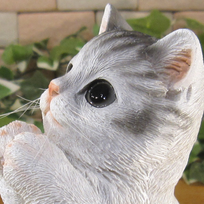 猫　置物 リアル　シンお願いキャット　１　ホワイト＆グレー　ネコ　動物オブジェ　ガーデン　オーナメント　店舗　カウンター　装飾　オブジェ　インテリア　玄関先　庭　ねこ好きさん人気ギフト　動物人気ギフト　クリスマスプレゼント　お誕生日祝い　母の日人気　父の日人気　敬老の日人気
