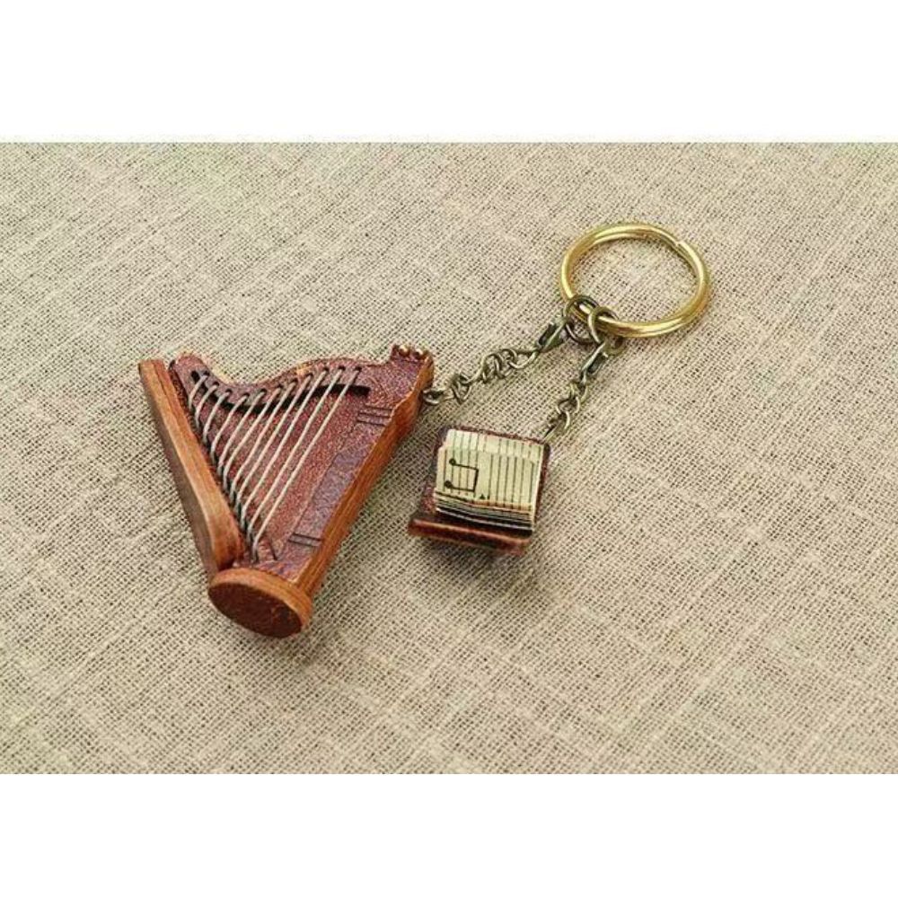 ハープ キーホルダー 本革 ミニハープ 楽譜チャーム付き レザー バッグチャーム 楽器 モチーフ おしゃれ かわいい アンティーク風 音楽 雑貨 プレゼント ギフト