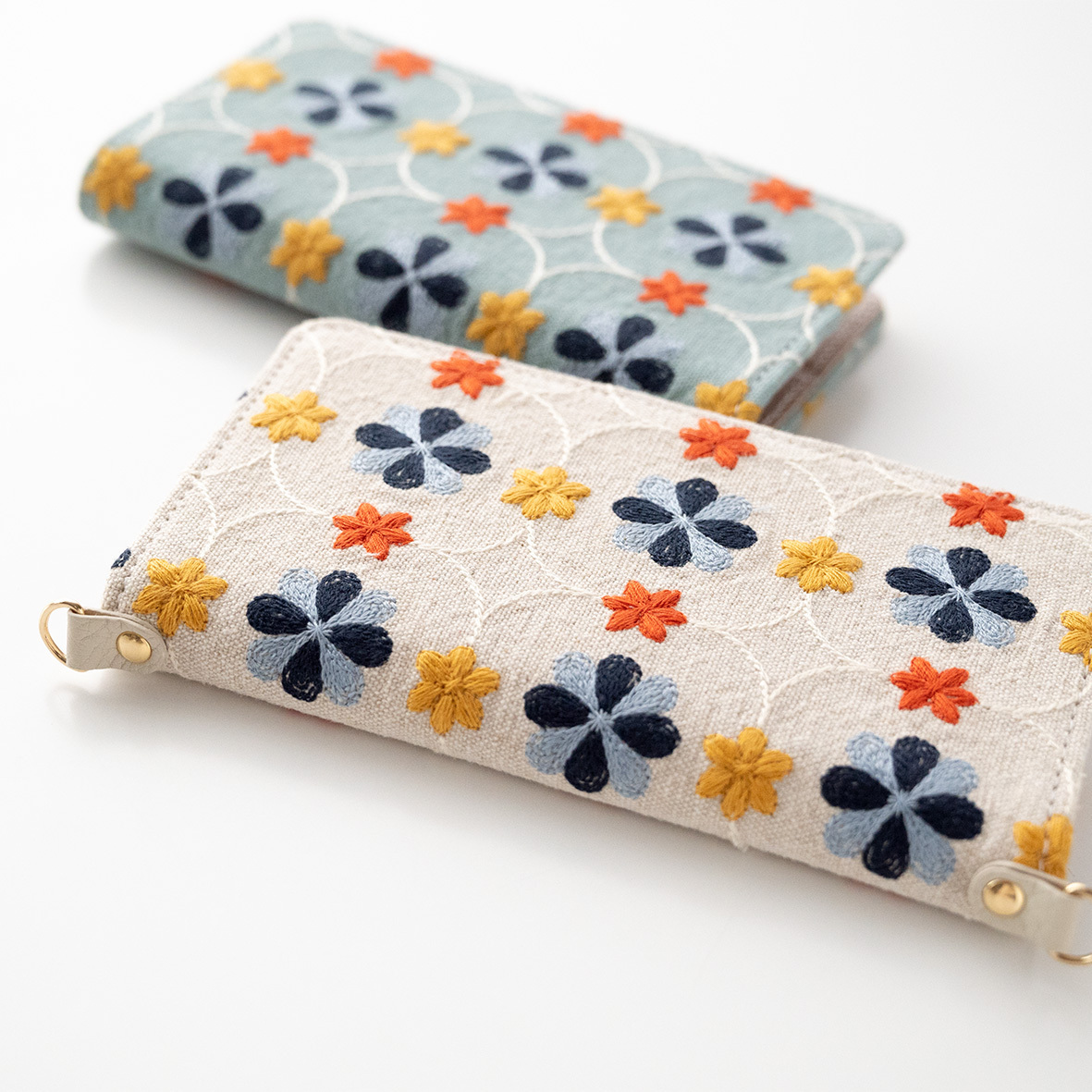 多機種対応 スマホケース 手帳型 【 レトロ花つづり 】 刺繍 サイドマグネット 北欧風 フラワー iPhone18Pro プレゼント