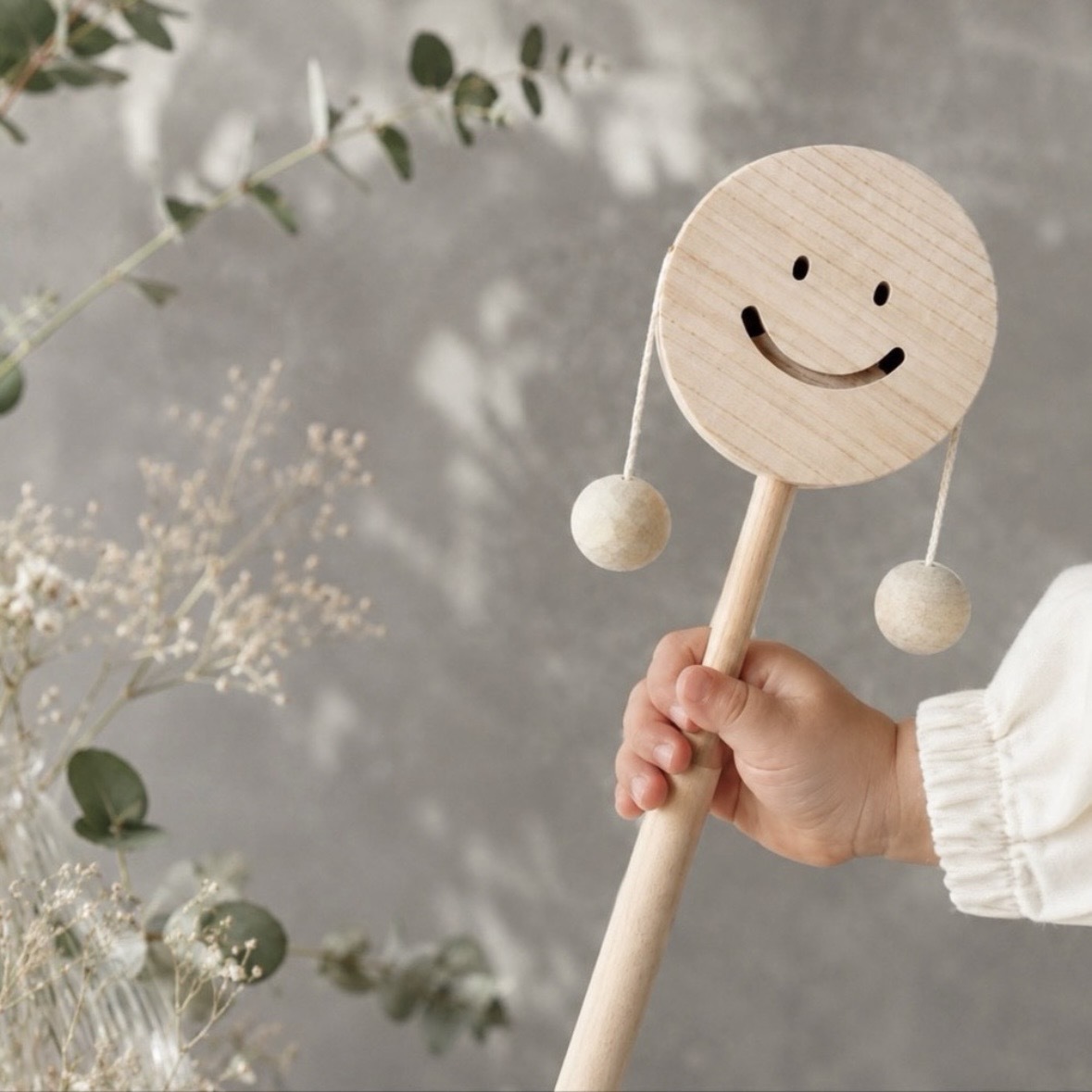 国産ヒノキのニコちゃんでんでん太鼓｜木製ベビー楽器・手作りおもちゃ｜出産祝い・誕生日プレゼント