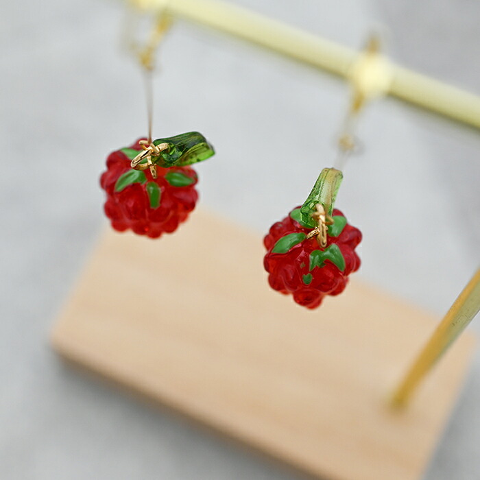 ゆらゆら揺れるかわいいワイルドストロベリー 野いちご フックピアス 金属アレルギー対応 ステンレス製 春 赤い実 ロング 大ぶり