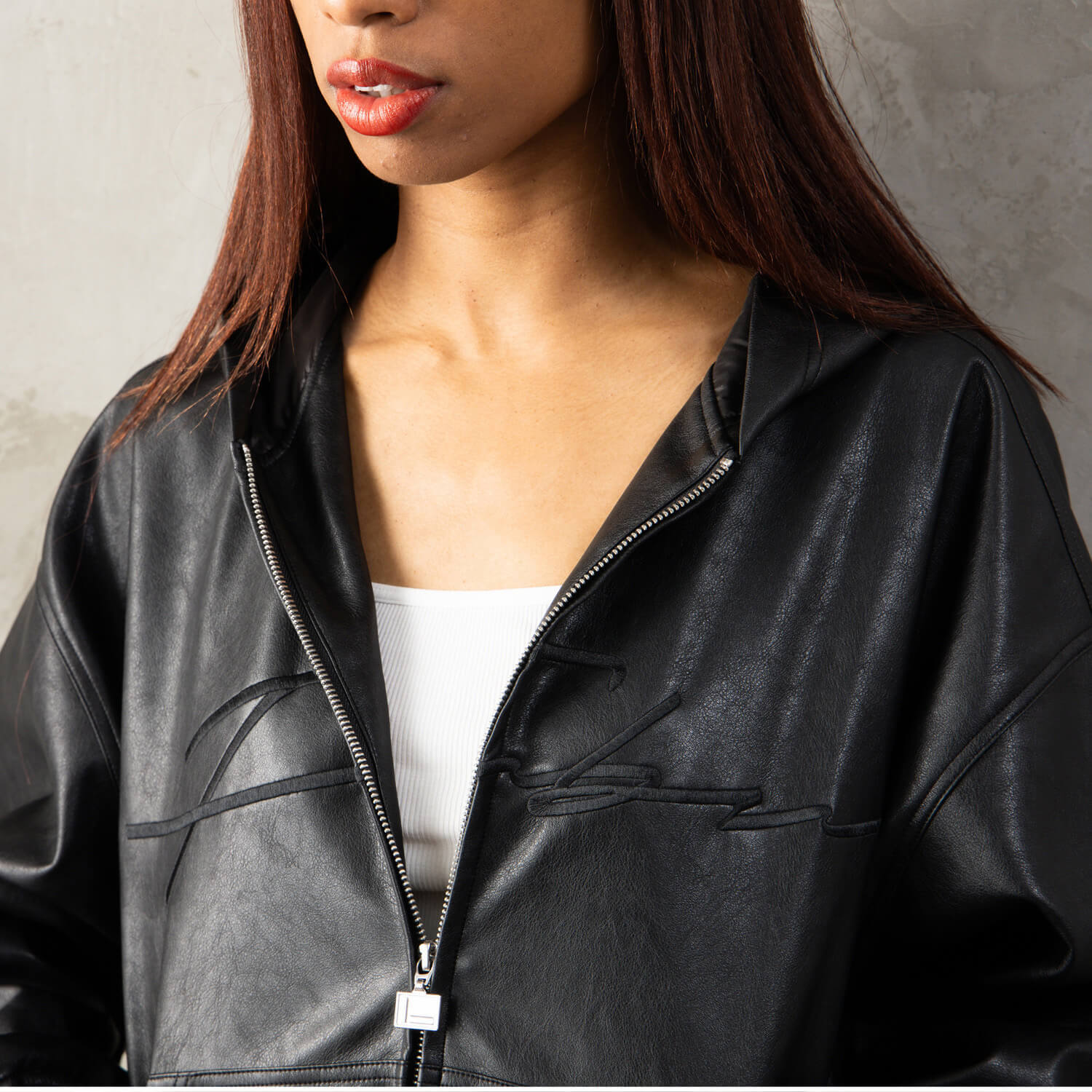 FUBU フブ レザージャケット メンズ レディース fam-62300 フェイクレザー ジップ フーディー パーカー ブルゾン 合皮 スクリプトロゴ 刺繍 ビッグシルエット ストリート ヒップホップ ダンス カジュアル M L XL XXL 2026FW Karlas