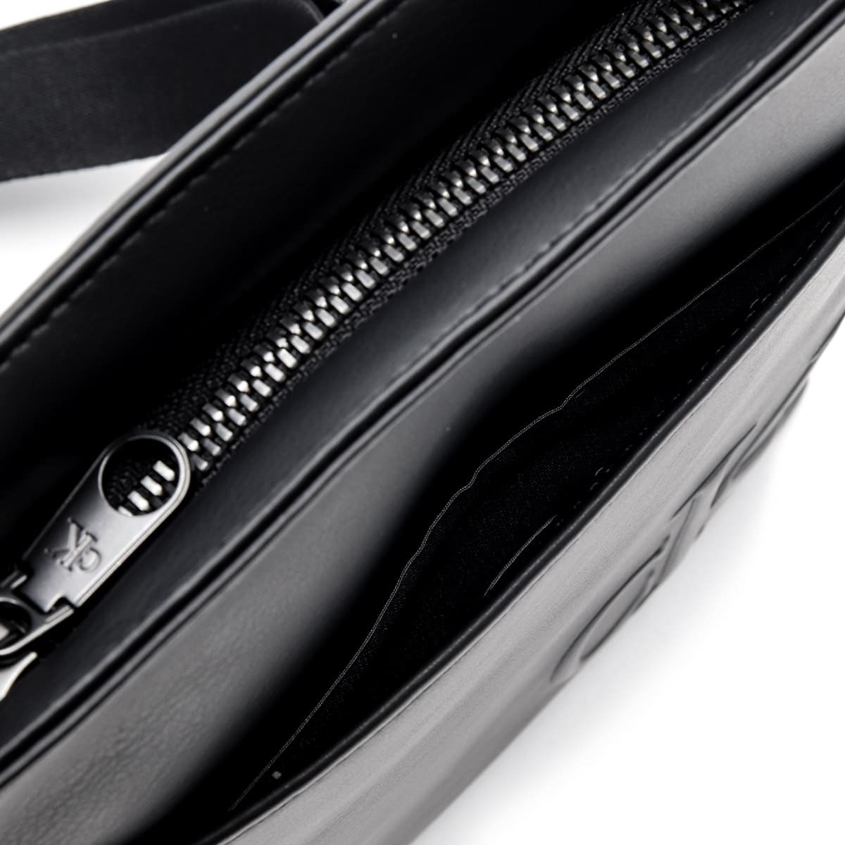 カルバンクライン ショルダーバッグ メンズ Calvin Klein BOLD CK FLATPACK 斜めがけ クロスボディ 薄型 フラット ミニショルダー ロゴ ブラック 黒 ポリウレタン コンパクト LV04D3344G-UB1