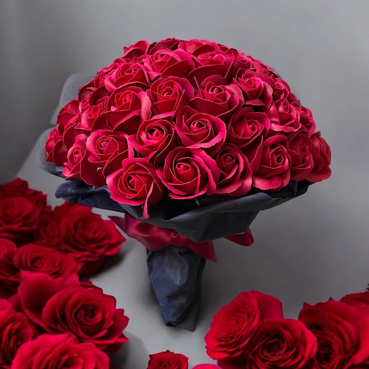 【ワインレッド】「サヴォンローズ」 花束 ブーケ バラの花束 薔薇の花束 花ギフト フラワーギフト フラワーボックス プロポーズ サプライズ ソープフラワー シャボンフラワー 石鹸フラワー 石鹸の花 石鹸のバラ 枯れない花 インテリア 母の日 父の日 敬老の日 クリスマス バレンタイン ホワイトデー 誕生日 入学 卒業 就職 結婚祝い 結婚記念日 退職祝い 記念日 