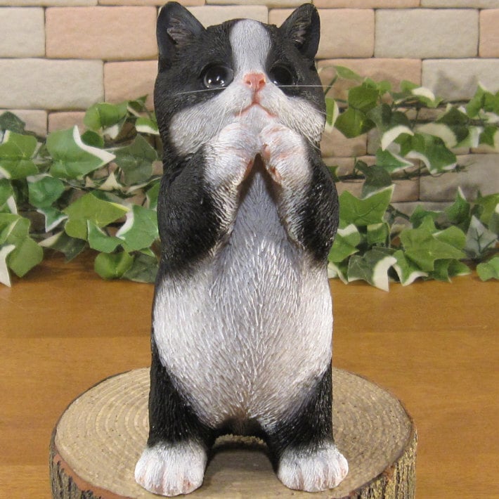猫　置物 リアル　シンお願いキャット　１　ハチワレ　ネコ　動物オブジェ　ガーデン　オーナメント　店舗　カウンター　装飾　オブジェ　インテリア　玄関先　庭　ねこ好きさん人気ギフト　動物人気ギフト　クリスマスプレゼント　お誕生日祝い　母の日人気　父の日人気　敬老の日人気