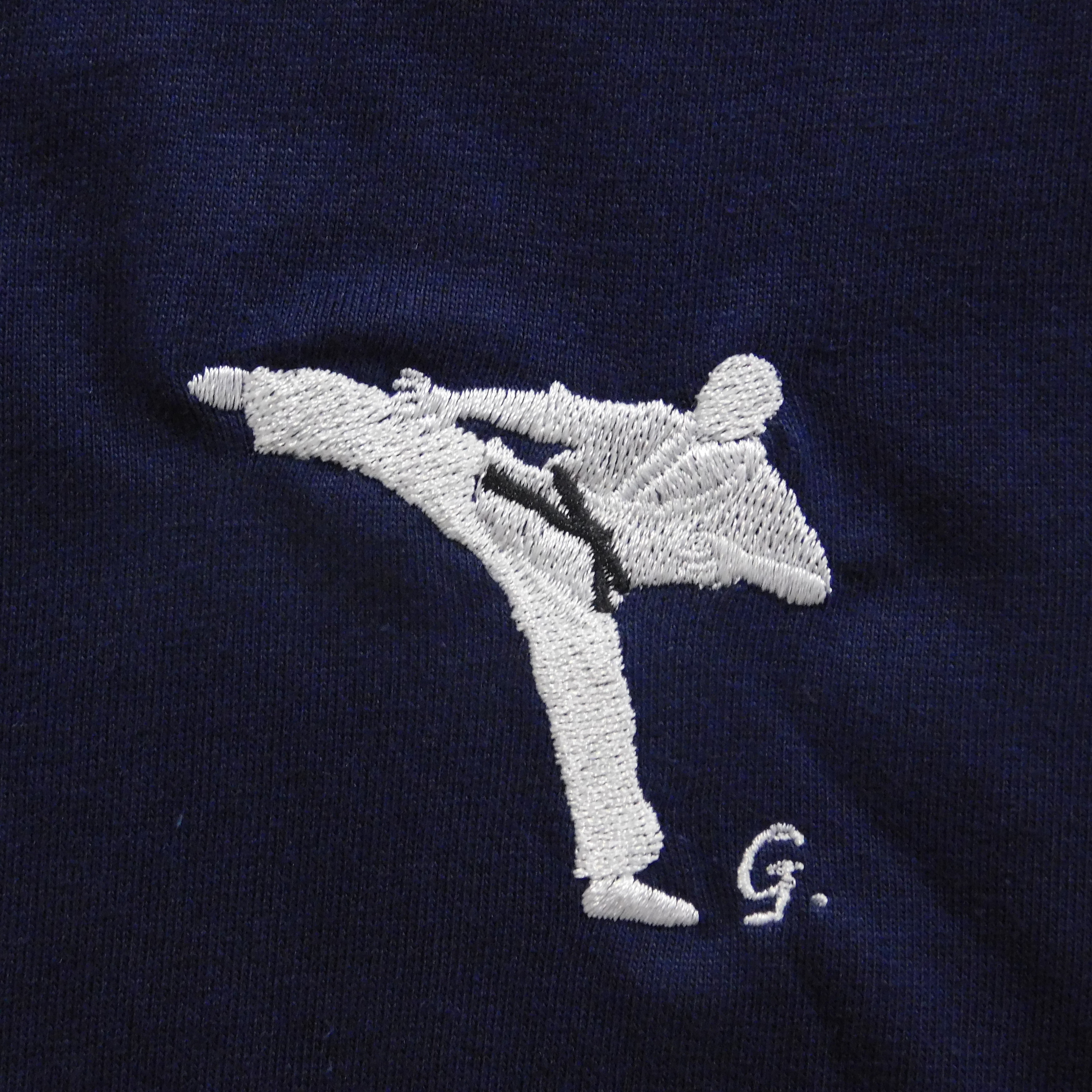 空手 蹴り技 Tシャツ ギフト オリジナル デザイン 刺繍 イニシャル 名入れ 半袖 男女 兼用 誕生日 昇段 お祝い プレゼント 父の日 母の日 参加 記念 景品 名前 卒業 卒部 チーム グループ 送別会 【送料無料】