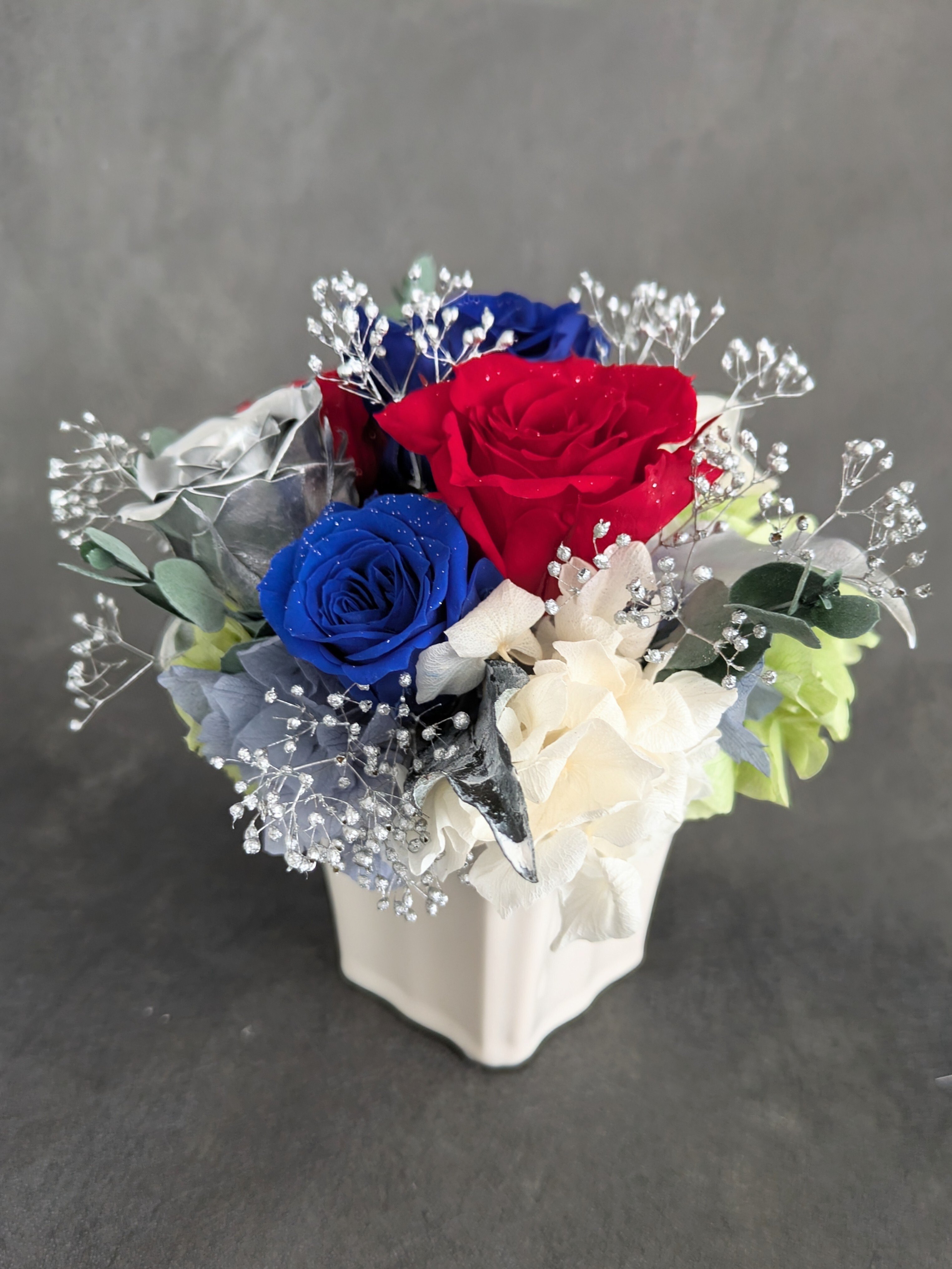 プリザーブドフラワー青と赤い薔薇にシルバーローズの魔法の枯れないお花【リボンラッピング付き】