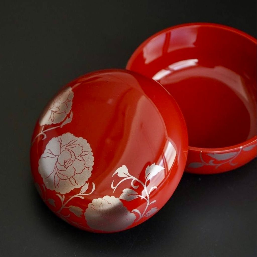 【越前 華唐草ボンボニエール（黒/朱）】小箱 小物入れ お菓子入れ キャンディーボックス【ラッピング・熨斗対応可】【海外への日本土産に】誕生日 両親 父 母 夫婦 祖父母 結婚記念日 父の日 母の日 敬老の日 ペア 友達 カップル パートナー お揃い 家族 おしゃれ 結婚祝い 新築祝い  和モダン 国内生産 内祝い 上品 優美 上司 先輩 後輩 新生活　工芸品　漆　漆塗り　越前塗　蒔絵