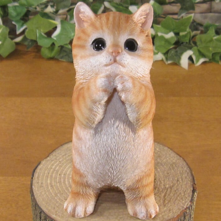 猫　置物 リアル　シンお願いキャット　１　チャトラ　ネコ　動物オブジェ　ガーデン　オーナメント　店舗　カウンター　装飾　オブジェ　インテリア　玄関先　庭　ねこ好きさん人気ギフト　動物人気ギフト　クリスマスプレゼント　お誕生日祝い　母の日人気　父の日人気　敬老の日人気