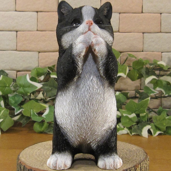 猫　置物 リアル　シンお願いキャット　１　ハチワレ　ネコ　動物オブジェ　ガーデン　オーナメント　店舗　カウンター　装飾　オブジェ　インテリア　玄関先　庭　ねこ好きさん人気ギフト　動物人気ギフト　クリスマスプレゼント　お誕生日祝い　母の日人気　父の日人気　敬老の日人気