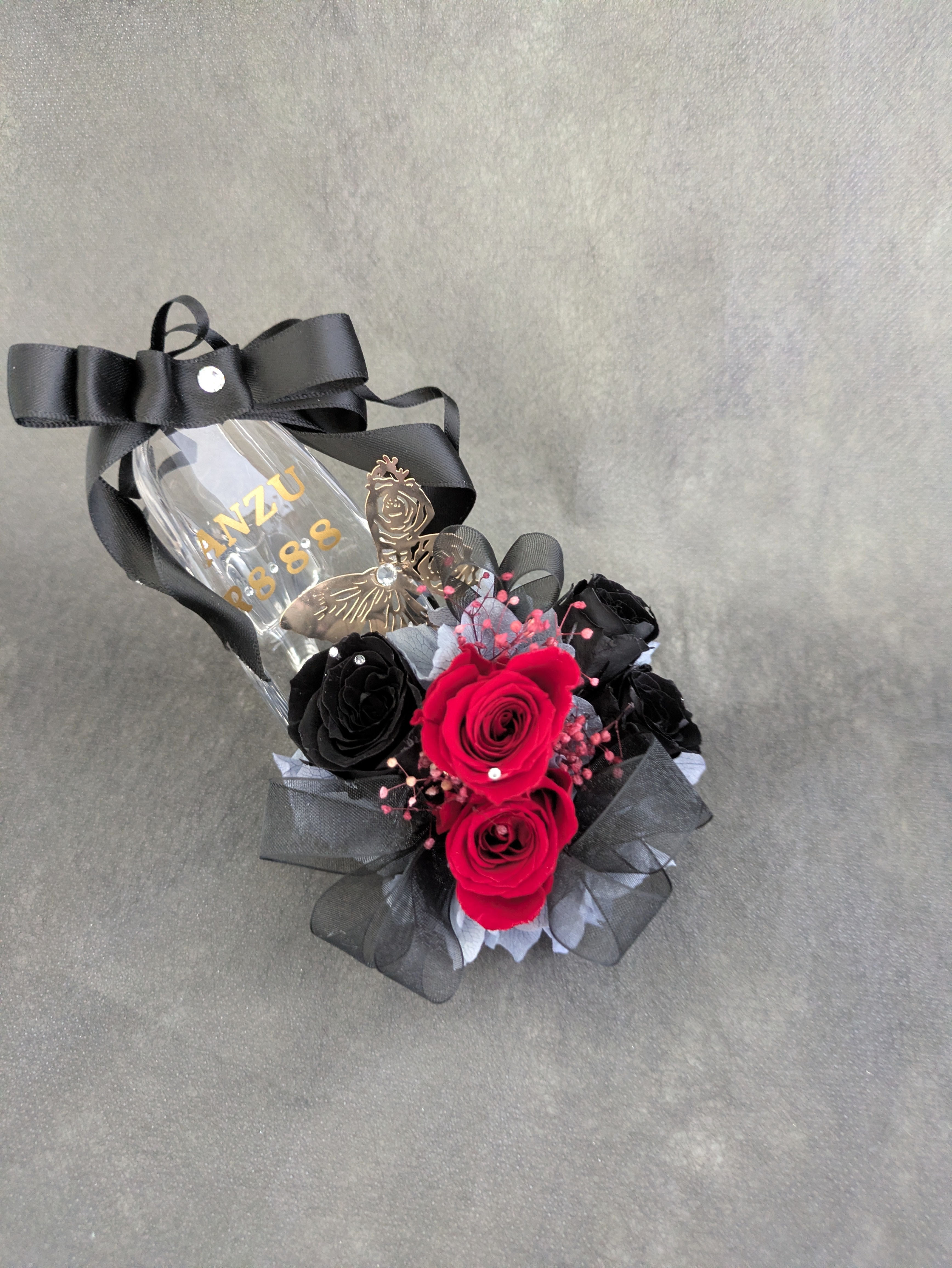 【プリザーブドフラワー／ガラスの靴ミニシリーズ】黒薔薇と赤薔薇のミニ薔薇とリボンのギフトシューズ♡