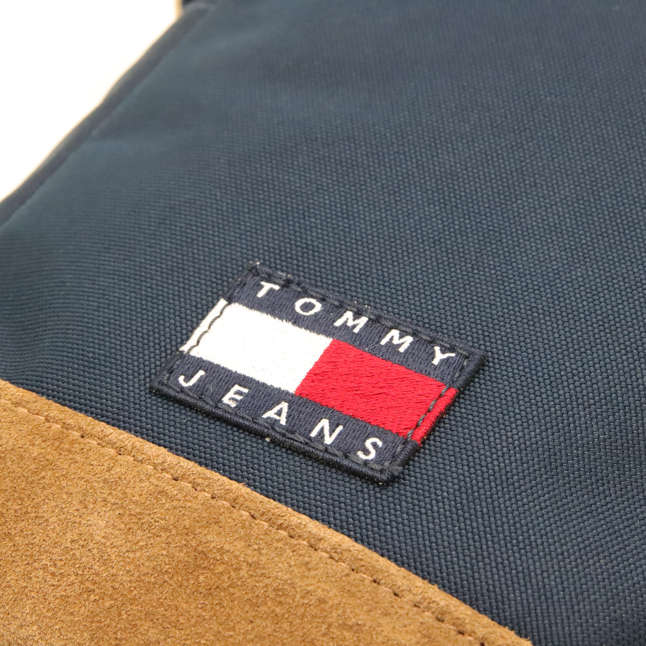トミーヒルフィガー トミージーンズ クロスバッグ TOMMY HILFIGER TOMMY JEANS ショルダーバッグ クロスボディ 2L 斜め掛け ユニセックス メンズ レディース AM0AM14609 C1G 【ラッピング無料 誕生日 お祝い プレゼント ギフト 贈り物】 送料無料
