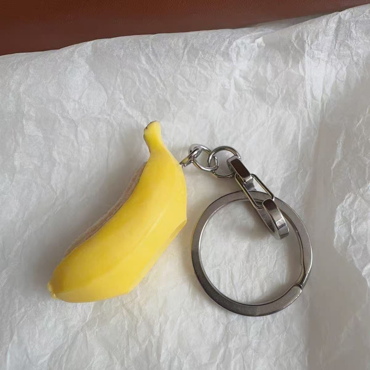 バナナ キーホルダー 2点セット 食品サンプル風 リアル バナナモチーフ バッグチャーム キーリング フルーツ 果物 ミニチュア おもしろ かわいい ユニーク 雑貨 プレゼント