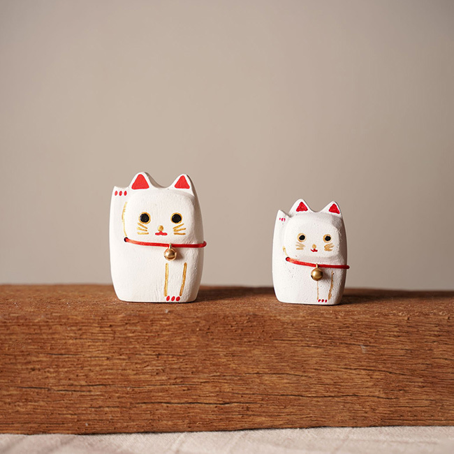 Lucky cat S[招き猫 置き物 置物 おしゃれ かわいい 縁起物 黒 白 金 猫 開運 グッズ 金運 アップ 幸運 インテリア 小さい ミニ 卓上 飾り 玄関 レジ横 デスク 小型 ミニサイズ 手のひらサイズ 木製 木箱 収納木箱付き 台座 収納ケース] 即納