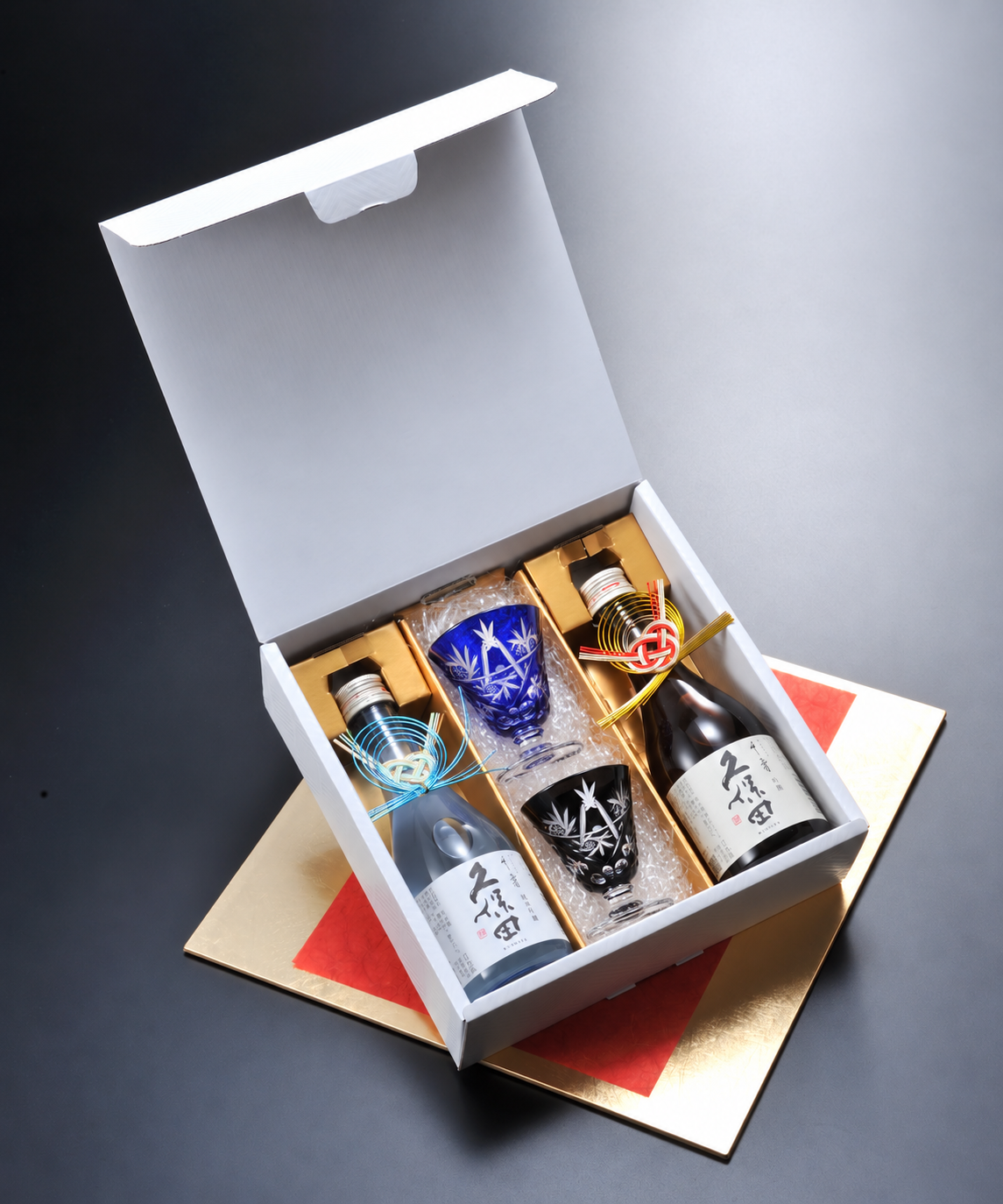 退職 異動 名入れ ペアギフト SXX 酒セット 日本酒 久保田 千寿 純米吟醸・吟醸 300ml & 切子 足付 お猪口 2点 水引飾り付 ギフトBOX入り / プレゼント ギフト 夫婦 結婚 金婚式 銀婚式 退職 記念 誕生日 長寿 祝い 冷酒盃 赤 青 黒 選べるカラー 飲み比べ