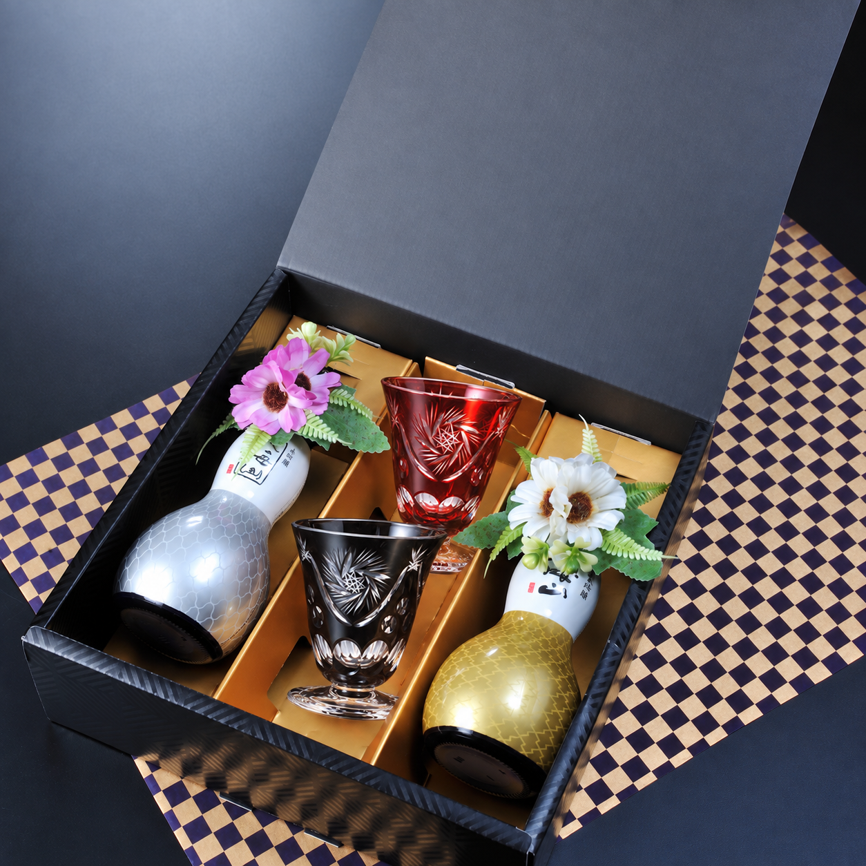 退職 異動 名入れ ペアギフト SXX 酒セット 日本酒 八海山 純米大吟醸・大吟醸 ひょうたん瓶 180ml & 切子 足付 お猪口 2点 コサージュ付 ギフトBOX入り / プレゼント ギフト 夫婦 結婚 金婚式 銀婚式 退職 記念 誕生日 長寿 祝い 冷酒盃 赤 青 黒 選べるカラー 飲み比べ