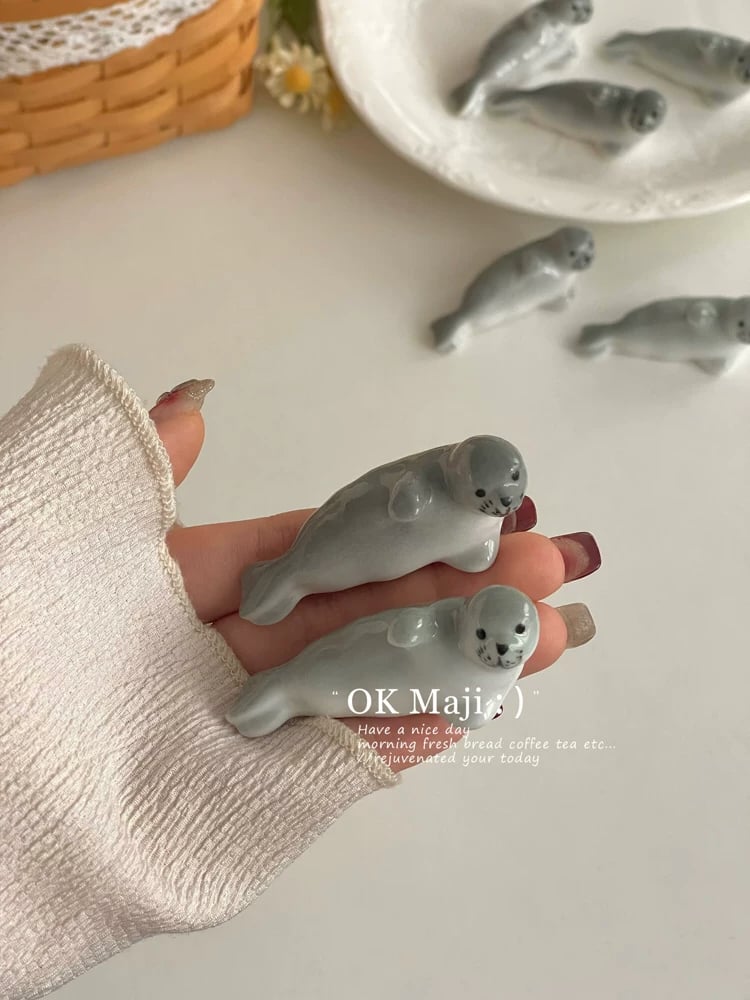 箸置き 2個セット アザラシ 陶器製 かわいい おしゃれ カトラリーレスト スプーン置き 箸枕 食器 卓上小物 シンプル 北欧風 キッチン雑貨 食卓 テーブルウェア 来客用 プレゼント