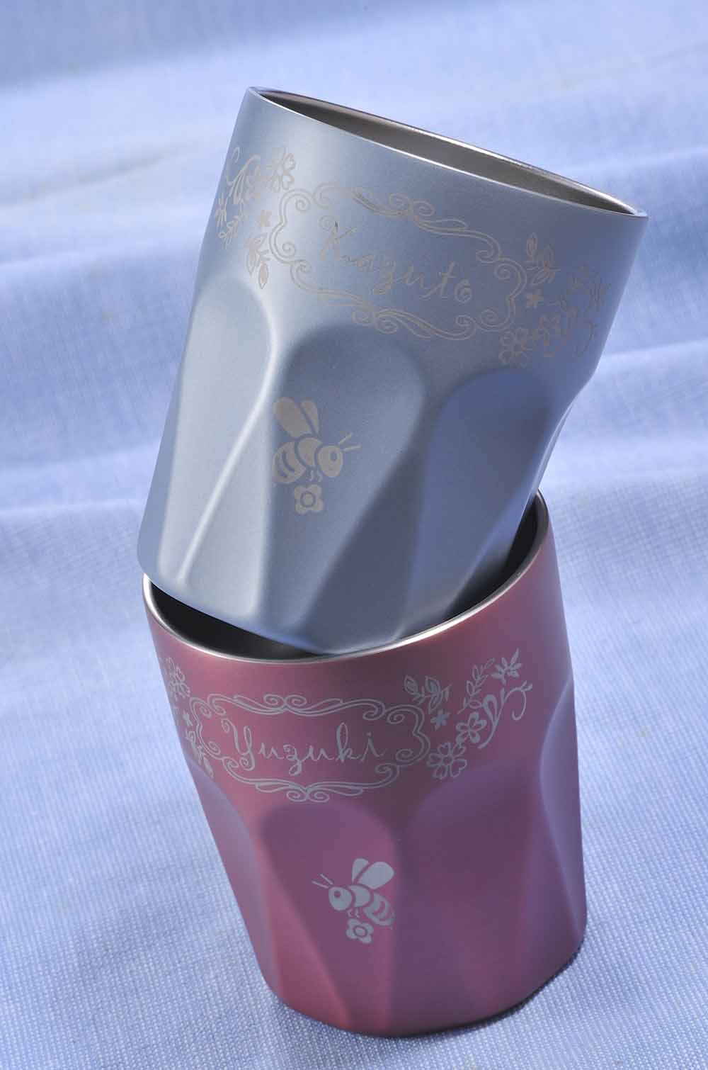 敬老の日 退職 名入れ ペアギフト SXX THERMOS サーモス 真空断熱ダイヤカットショートタンブラー 食洗機対応モデル 300ml ピンク ブルー 2点 ギフトBOX入り / プレゼント ギフト 両親 夫婦 結婚 金婚式 銀婚式 退職 記念 誕生日 長寿 祝い