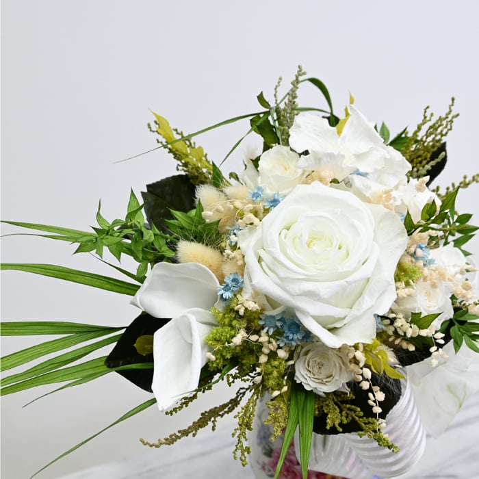 【最後の1点】記念日 誕生日 　白き祝福の花束 ― 風をまとう一輪 ―　超大輪ローズ 薔薇　つぼみ薔薇　陶器製ピッチャー　送料無料