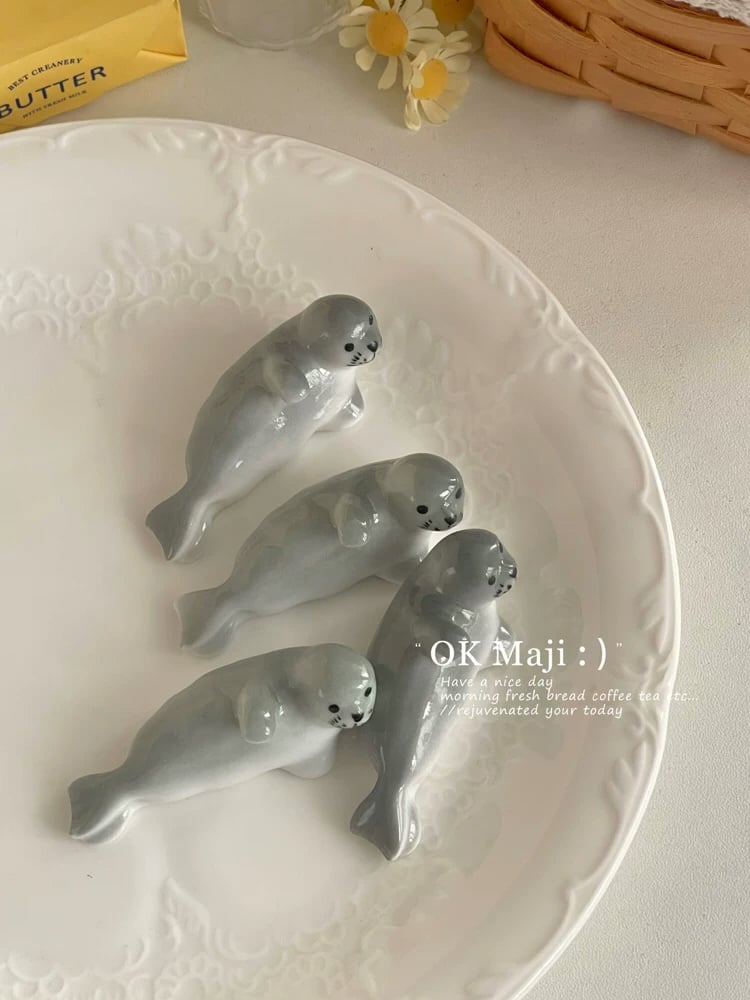 箸置き 2個セット アザラシ 陶器製 かわいい おしゃれ カトラリーレスト スプーン置き 箸枕 食器 卓上小物 シンプル 北欧風 キッチン雑貨 食卓 テーブルウェア 来客用 プレゼント
