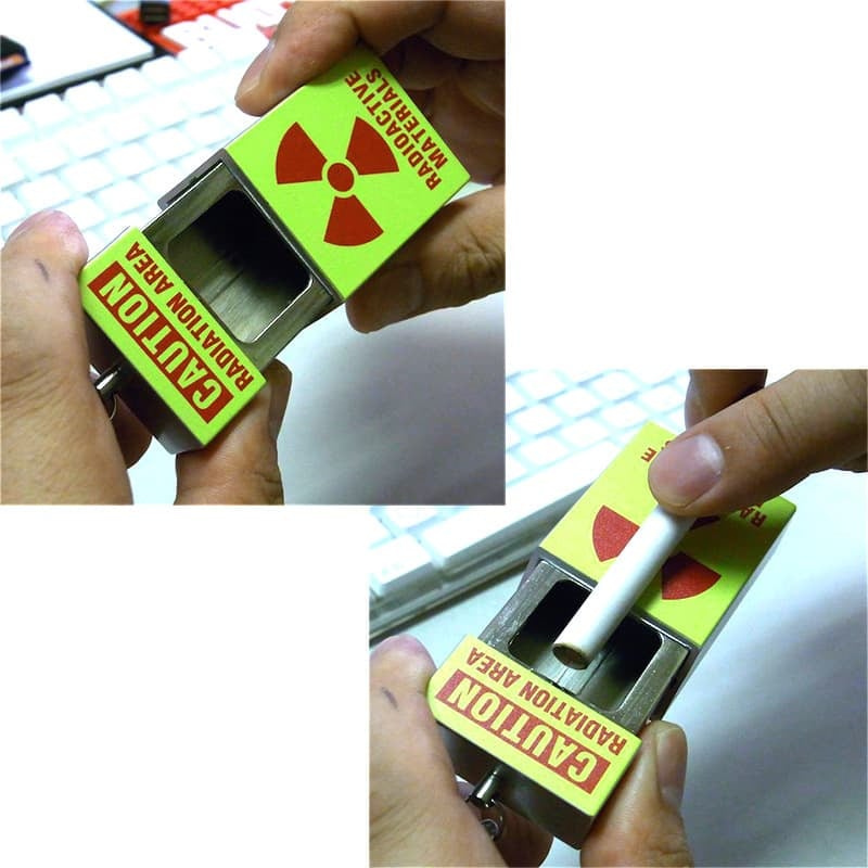 携帯灰皿 コンパクト おしゃれ カラビナ付き CAUTION スライド式 ポータブルアッシュトレイ たばこ 吸い殻入れ かっこいい キーホルダー アメリカン 雑貨 持ち運び 便利 メンズ ギフト プレゼント
