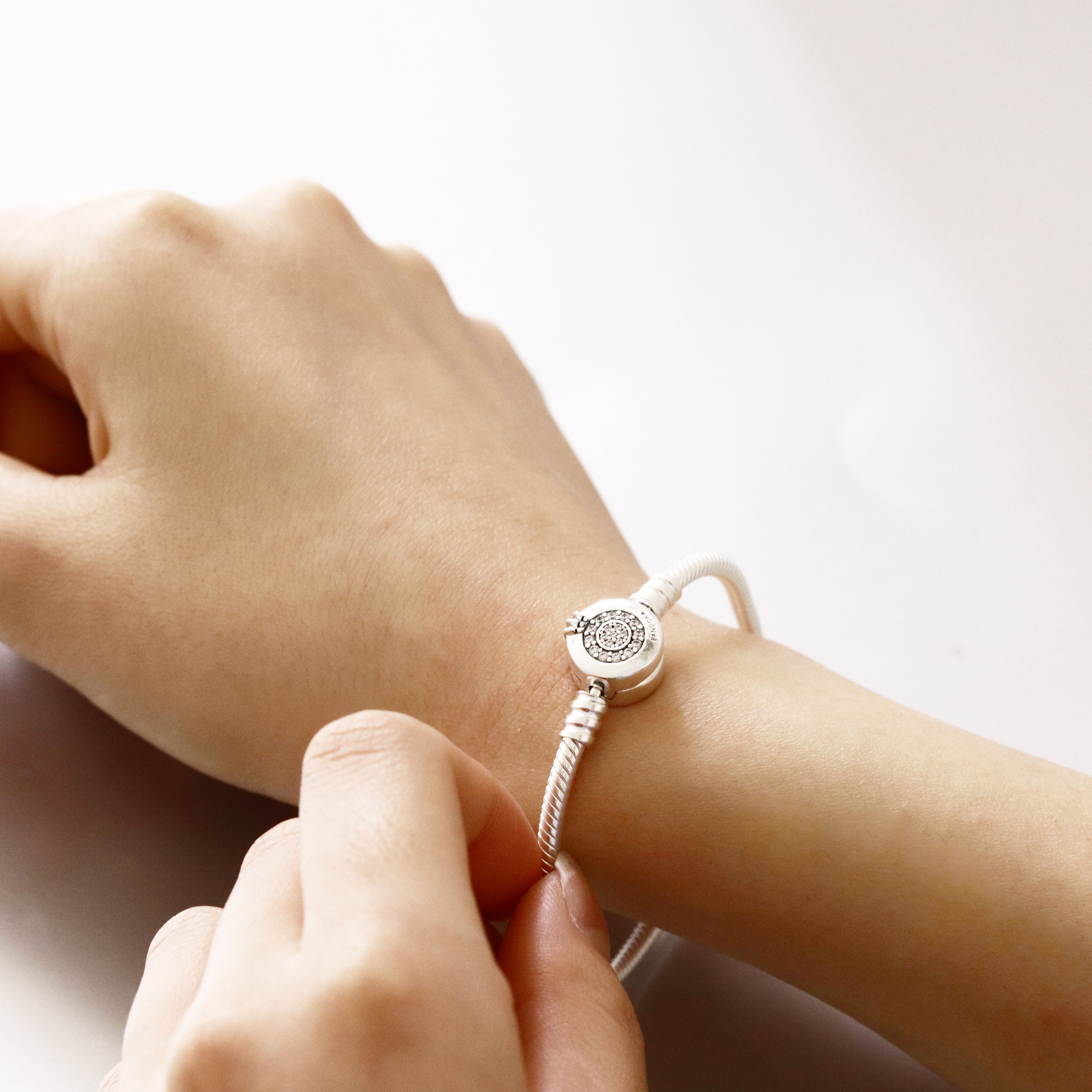 ボックス・ショッパー付 PANDORA(パンドラ) ★ Sparkling Crown O Snake Chain Bracelet ★ スパークリング クラウン O スネークチェーン ブレスレット ★ チャーム ブレスレット カスタマイズ アクセサリー シンプル 日常使い 誕生日 記念日 母の日 プレゼント ギフト