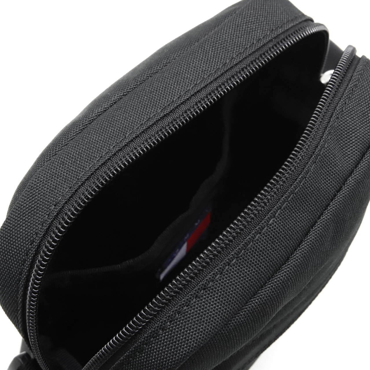 トミーヒルフィガー トミージーンズ クロスバッグ TOMMY HILFIGER TOMMY JEANS ショルダーバッグ クロスボディ 1.6L 斜め掛け ユニセックス メンズ レディース AM0AM13710 BDS 【ラッピング無料 誕生日 お祝い プレゼント ギフト 贈り物】 送料無料