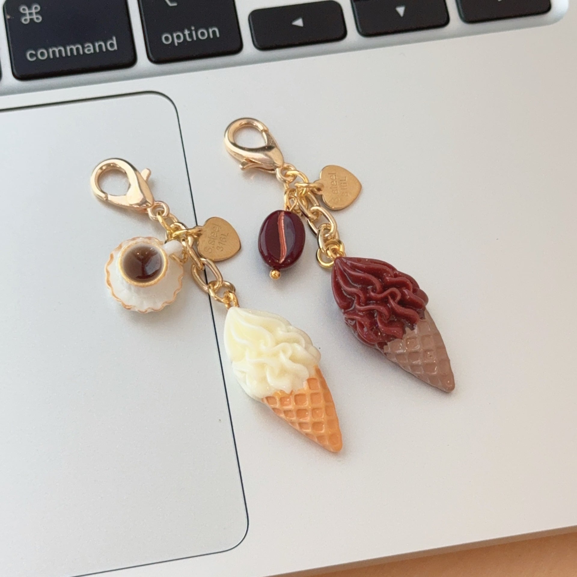 アイスクリーム キーホルダー 2個セット かわいい スイーツチャーム バッグチャーム ファスナー飾り ジッパーアクセサリー ポーチ リュック 財布 イヤホンケース 鍵飾り ギフト