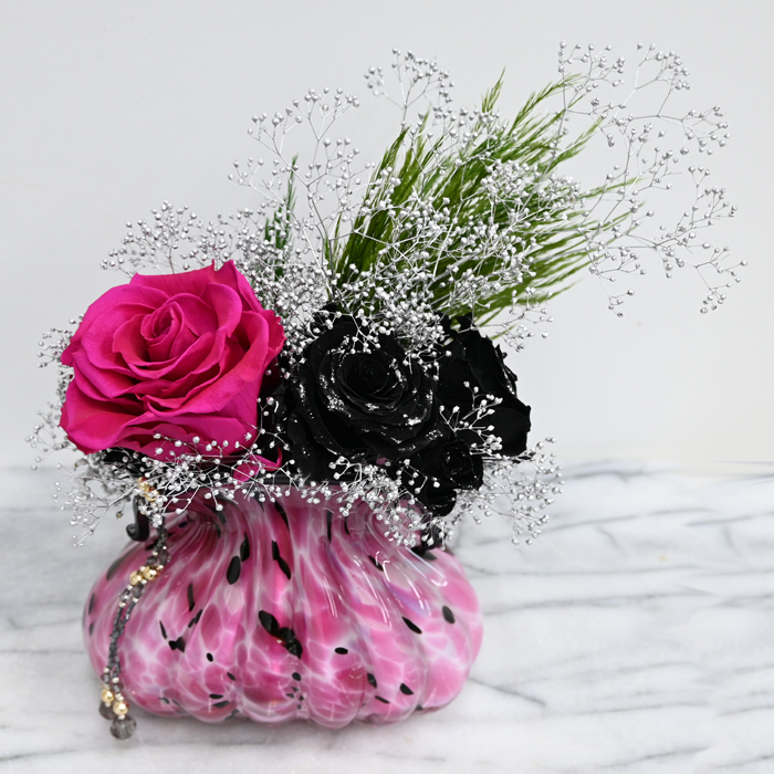 【最後の1点】ピンク＆ブラックローズ・グラス　Pink&black rose glass　超大輪薔薇　手作りガラスにアレンジ作品　プリザ　 癒やし　新居　転居　ギフト　お祝い　オフィス　画廊