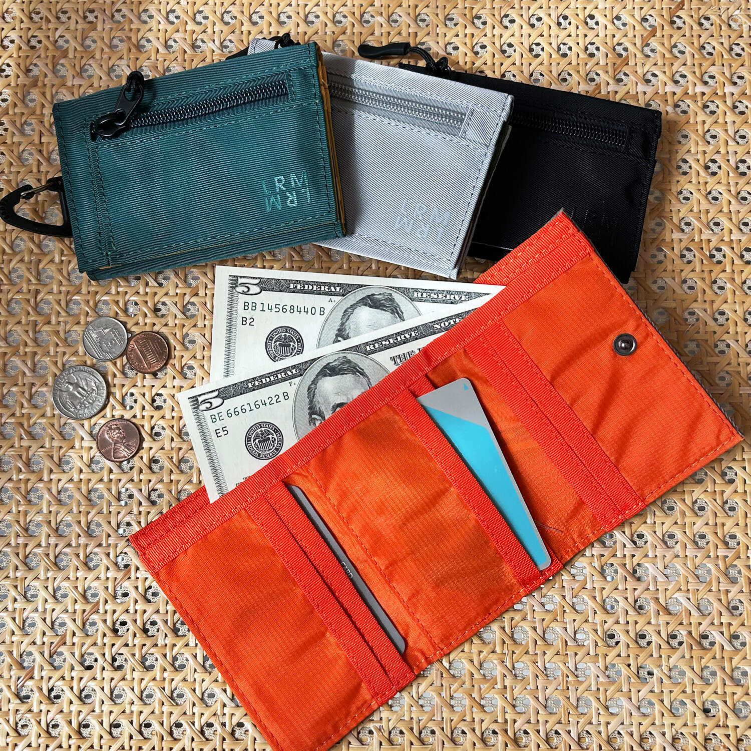 ミニ財布 L.R.M FOLD(フォールド) コンパクト三つ折り財布 おしゃれ メンズ シンプル かっこいい 小さい 普段遣い お財布デビュー 子供 男子高校生 女子高校生 ナイロン かっこいい シンプル ワンポイント 普通 お財布 さいふ ウォレット 彼氏 プレゼント 男性 人気 ブランド