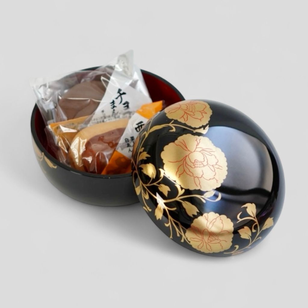 【越前 華唐草ボンボニエール（黒/朱）】小箱 小物入れ お菓子入れ キャンディーボックス【ラッピング・熨斗対応可】【海外への日本土産に】誕生日 両親 父 母 夫婦 祖父母 結婚記念日 父の日 母の日 敬老の日 ペア 友達 カップル パートナー お揃い 家族 おしゃれ 結婚祝い 新築祝い  和モダン 国内生産 内祝い 上品 優美 上司 先輩 後輩 新生活　工芸品　漆　漆塗り　越前塗　蒔絵