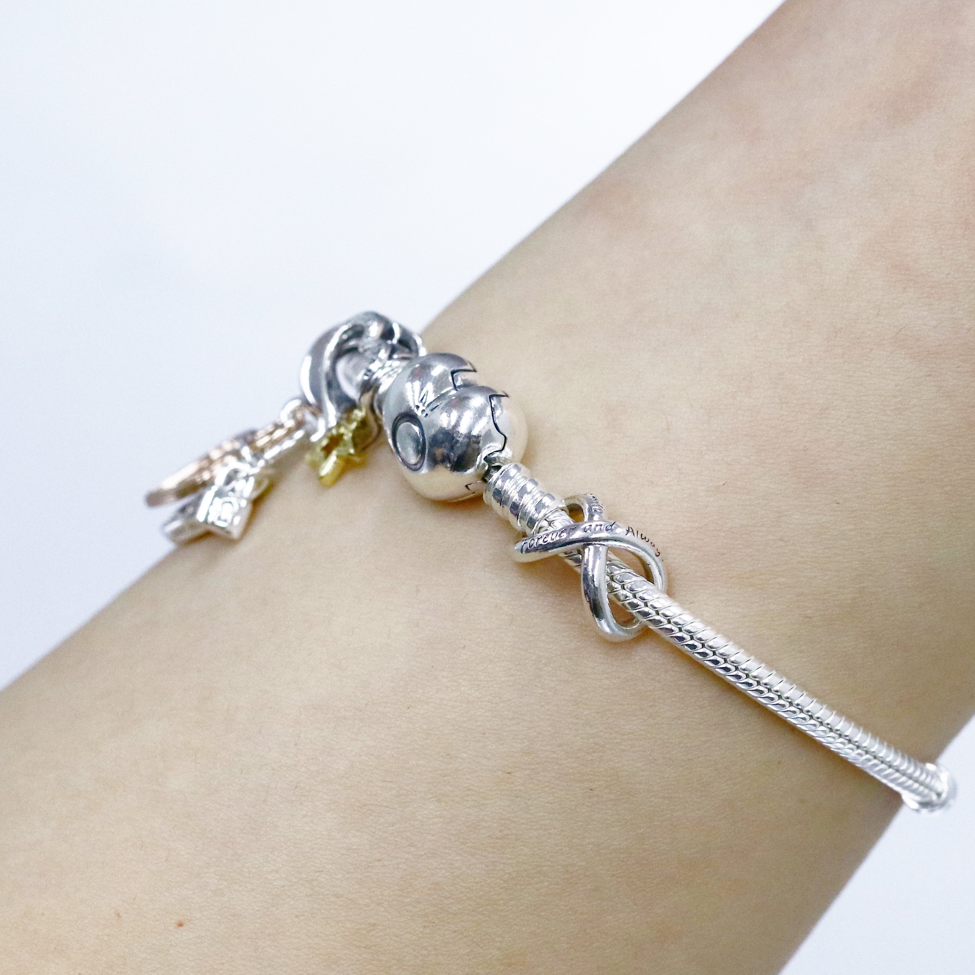 ボックス・ショッパー付 PANDORA(パンドラ) ★ Moments Heart & Snake Chain Bracelet ★モーメント ハート＆スネークチェーン ブレスレット ★ チャーム ブレスレット カスタマイズ アクセサリー シンプル 日常使い 誕生日 記念日 母の日 プレゼント ギフト