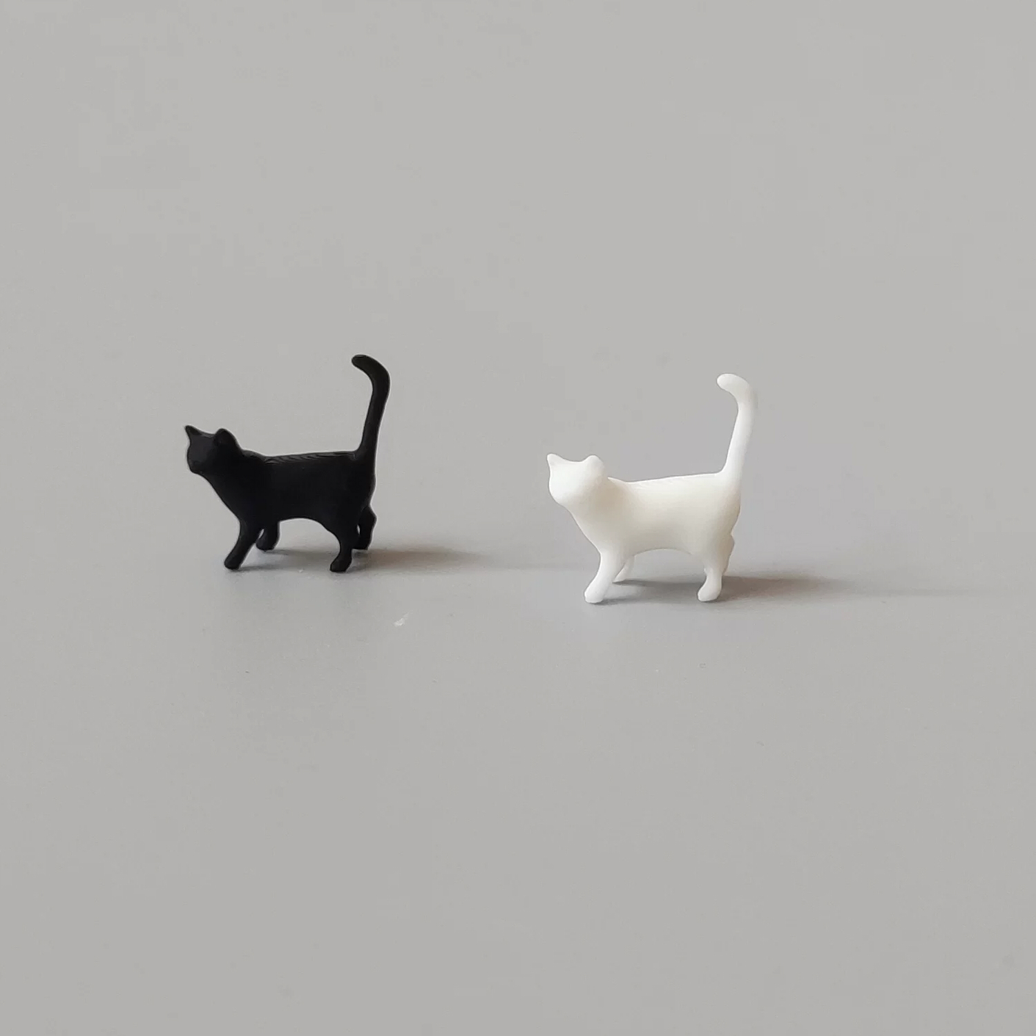 猫 置物 2個セット 黒猫 白猫 ミニチュア フィギュア 小さめ ネコ オブジェ シンプル かわいい 動物 モデル インテリア雑貨 卓上 飾り 棚 デスク 玄関 リビング 撮影小物