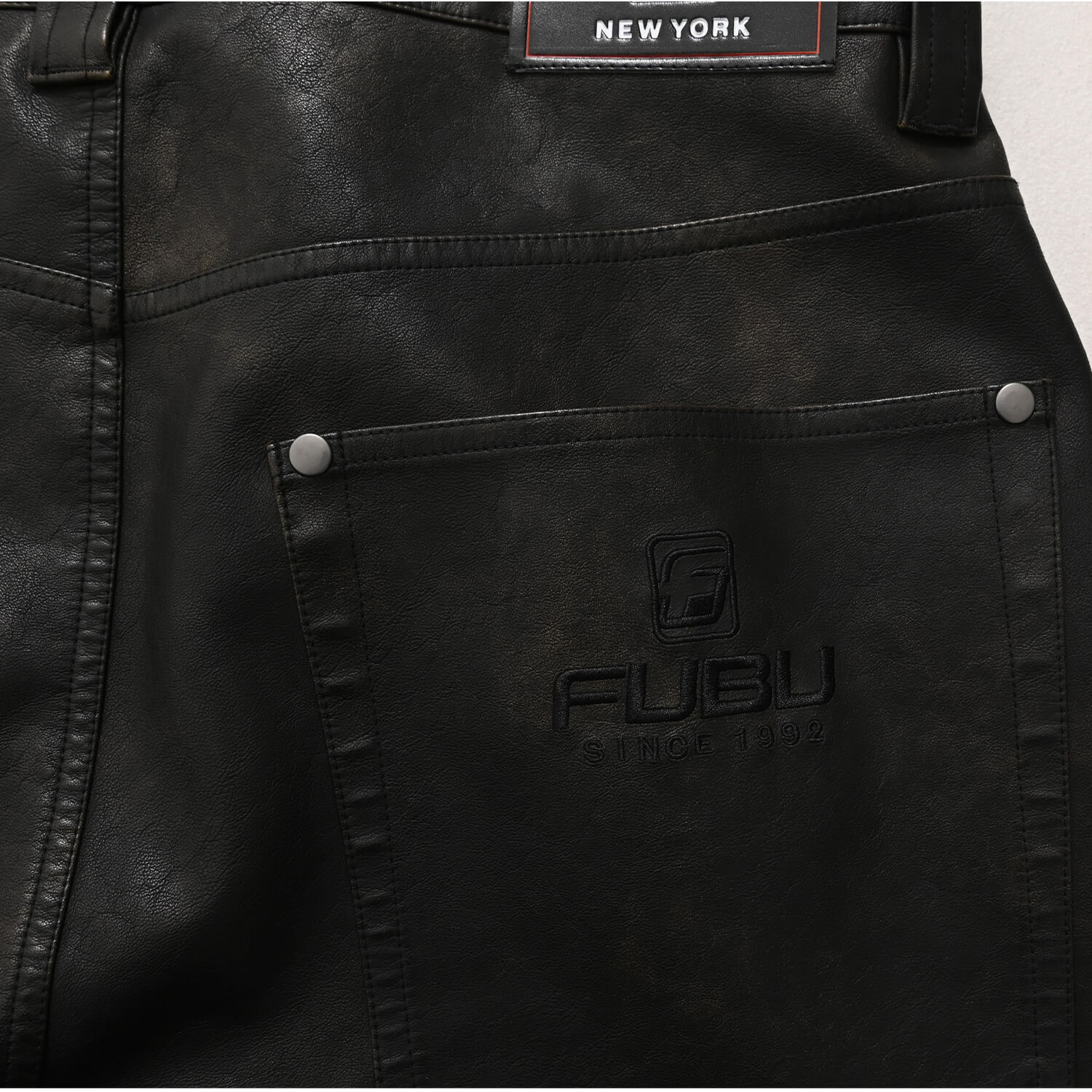 FUBU フブ レザーパンツ メンズ レディース fam-61502 フェイクレザー バギーパンツ ワイドパンツ 5ポケット 合皮 ルーズシルエット ジーパン ストリート ヒップホップ ダンス カジュアル ボトムス 32 34 36 38 2026 Karlas