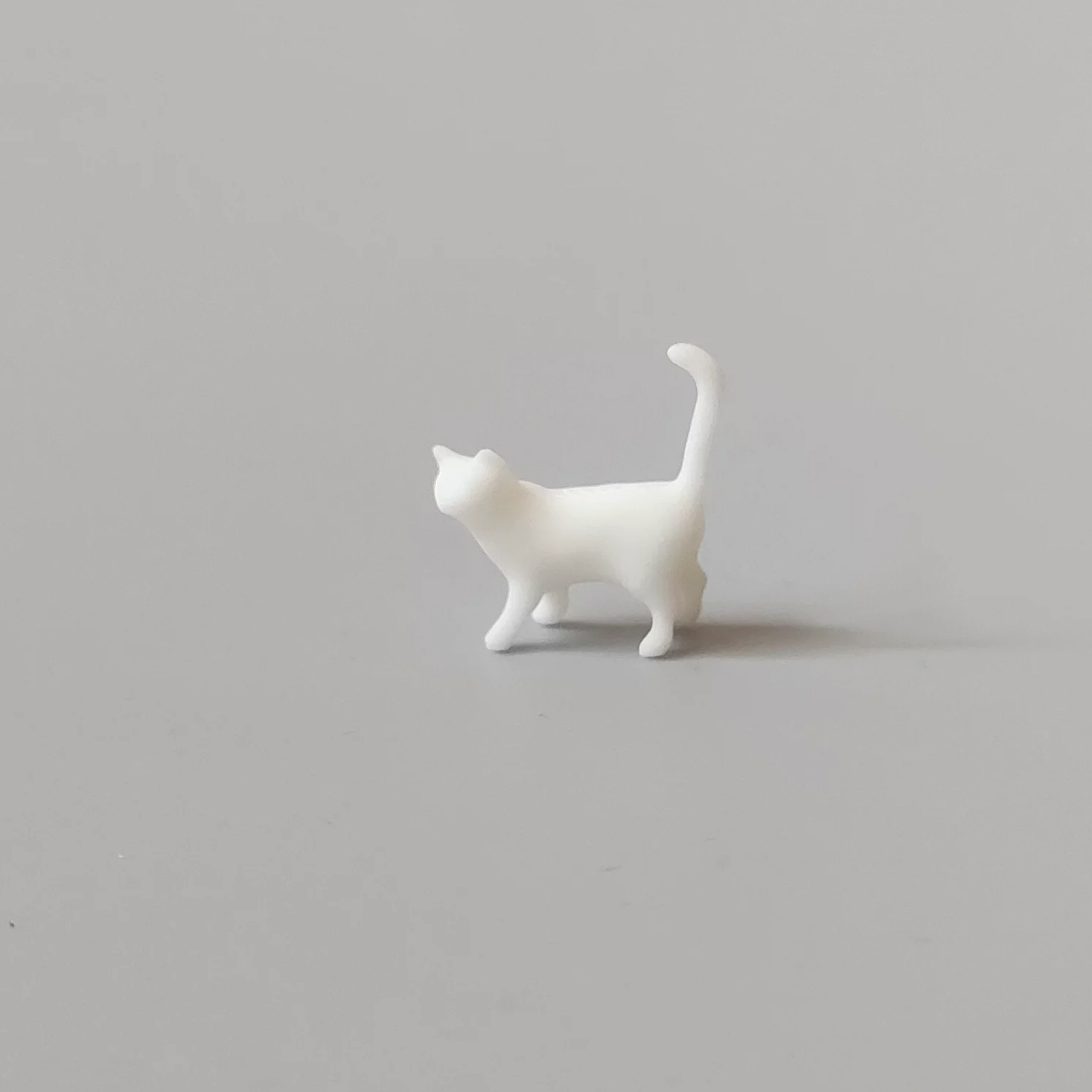猫 置物 2個セット 黒猫 白猫 ミニチュア フィギュア 小さめ ネコ オブジェ シンプル かわいい 動物 モデル インテリア雑貨 卓上 飾り 棚 デスク 玄関 リビング 撮影小物