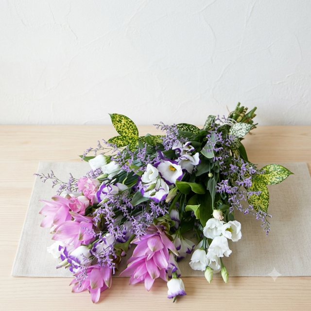 【花 お供え】生花　お供え花束＜洋花E＞ 法要 御仏前 ご希望の色合い イメージで 花屋さんの手作り 画像配信 メッセージカードOK 北海道・沖縄・九州・四国・中国・離島への配送は不可