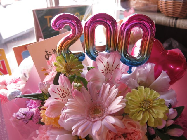 200回 お祝い フラワーアレンジメント ご希望数字入り 誕生日 デザイナーにおまかせ 生花使用