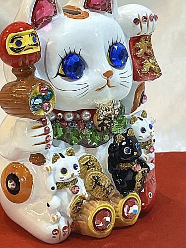 【招き猫がパワーアップ！】ゴージャス デコレーション 招福招き猫：Mサイズ（貯金箱）【贈り物に】猫 ねこ cat キャット デコレーション 置物 風水 鯛 俵 まねきねこ ラインストーン キラキラ 商売繁盛 開店祝い 合格祈願 御祝 内祝 縁起物 誕生日 記念日 母の日 お祝い 贈り物 プレゼント ギフト 可愛い かわいい
