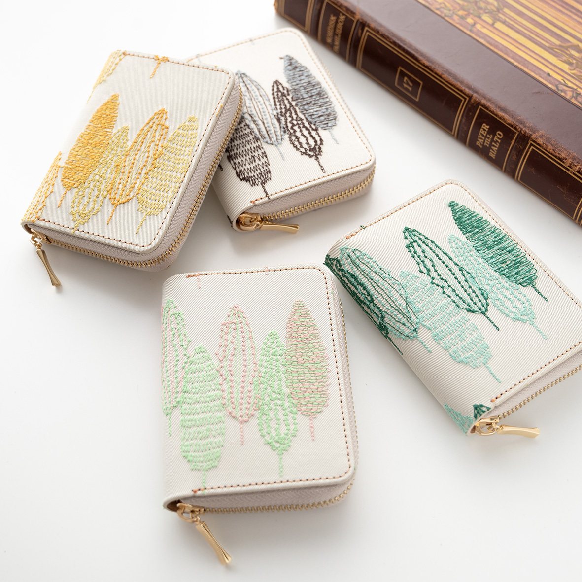 お札が折れない コンパクトウォレット 【 季節の森 】 全面 刺繍 北欧風