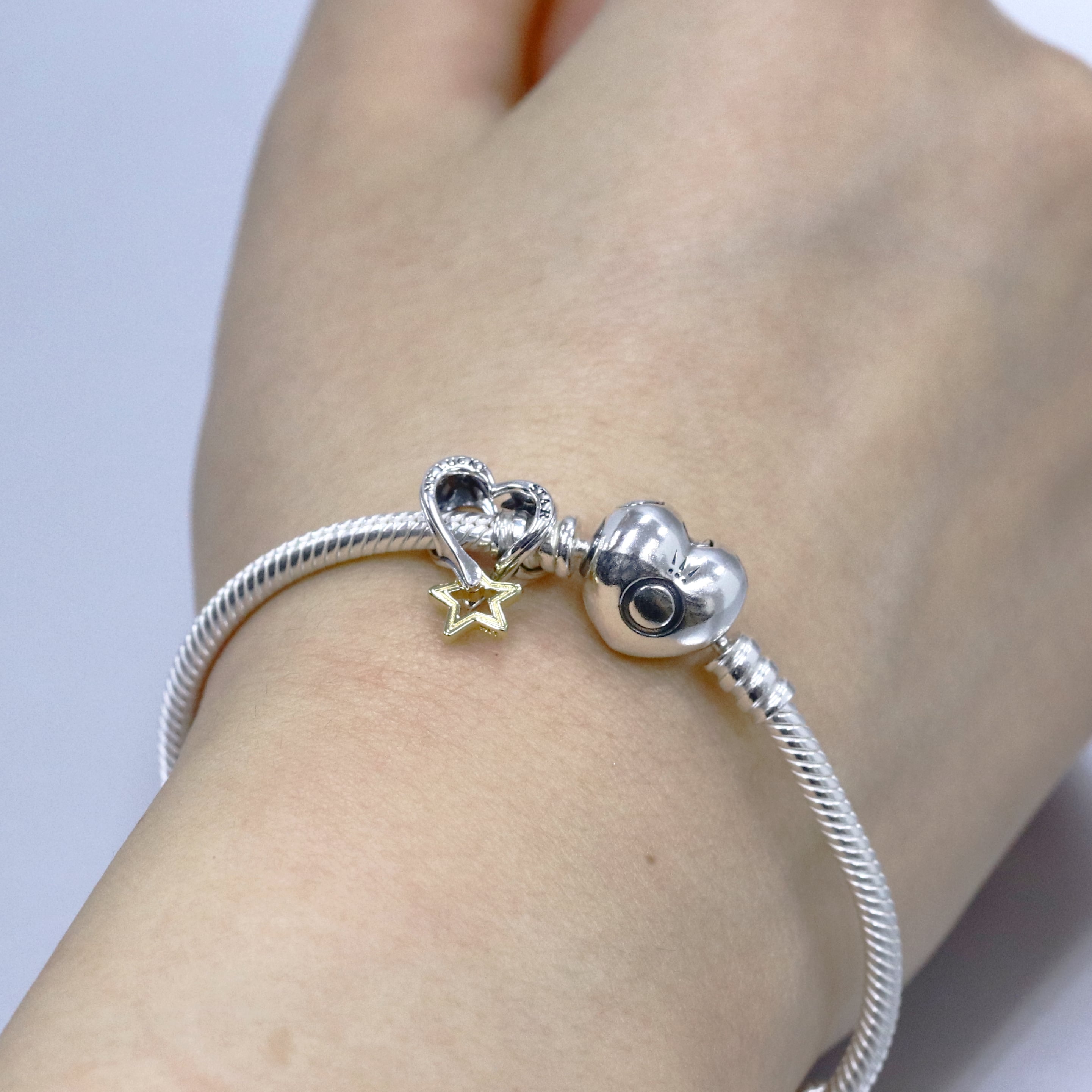 ボックス・ショッパー付 PANDORA(パンドラ) ★ Moments Heart & Snake Chain Bracelet ★モーメント ハート＆スネークチェーン ブレスレット ★ チャーム ブレスレット カスタマイズ アクセサリー シンプル 日常使い 誕生日 記念日 母の日 プレゼント ギフト