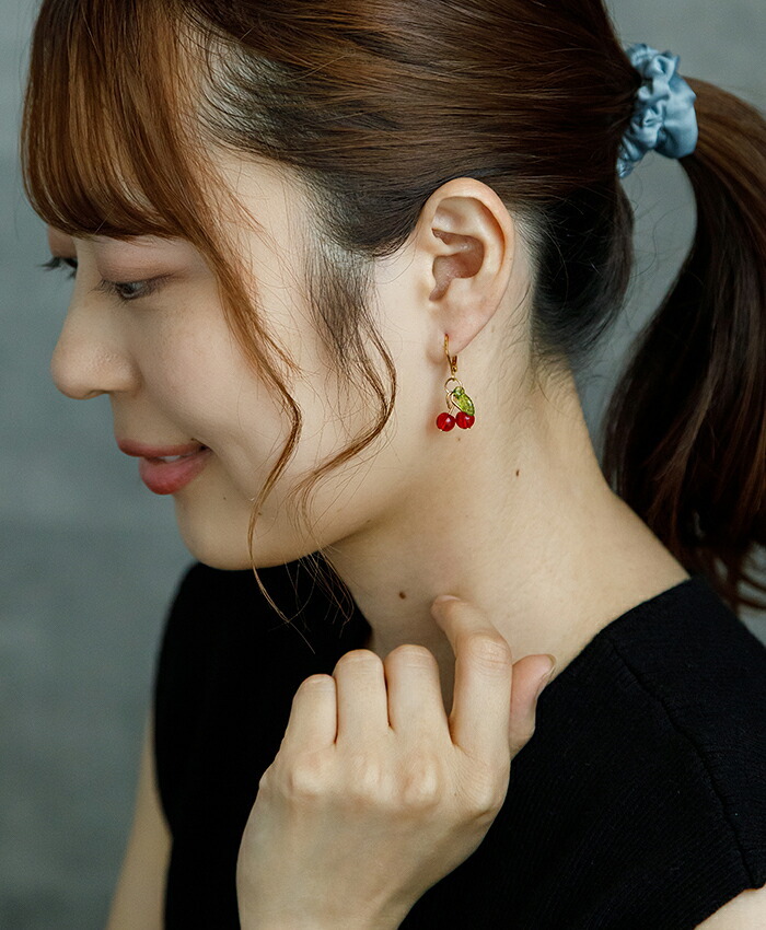 ゆらゆら揺れる小さなさくらんぼ フックピアス 金属アレルギー対応 ステンレス製 春 赤い実 かわいい